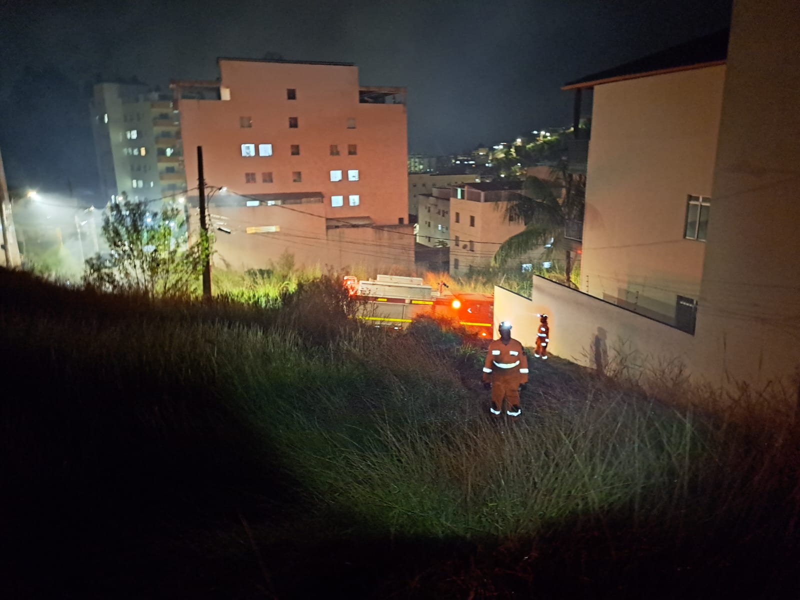Incêndio em vegetação atinge bairro Liberdade em Viçosa