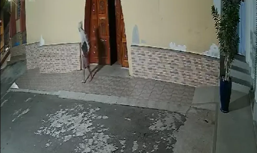 Minas: ladrão invade igreja e sai com mesa de som debaixo de braço; VEJA VÍDEO