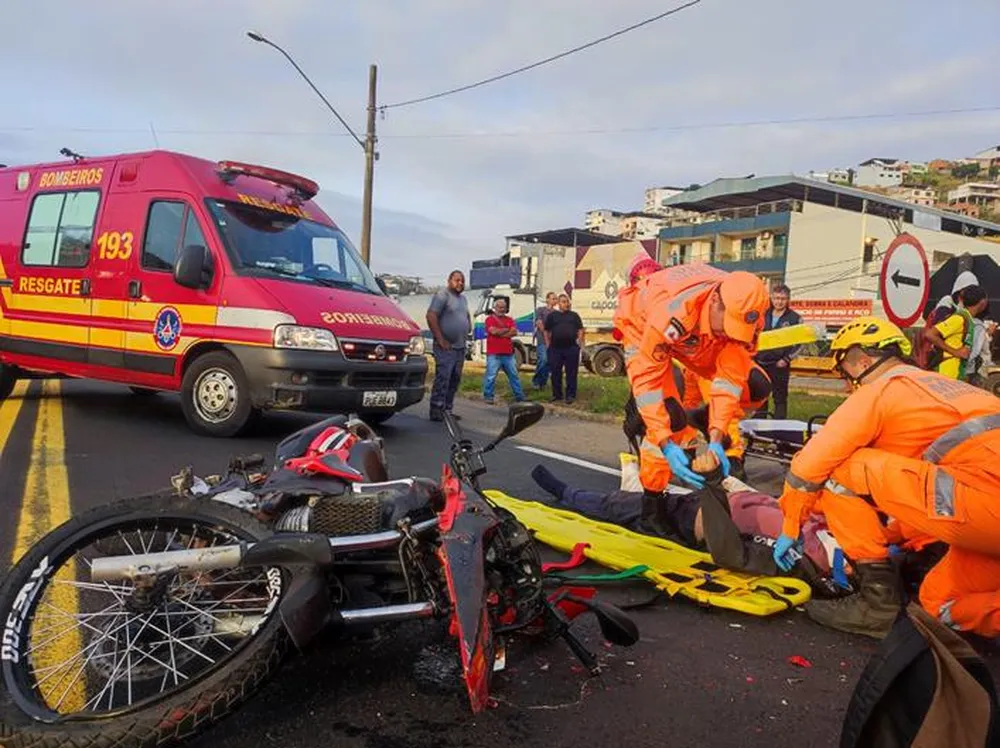Região: acidente deixa motociclista com braços e pernas fraturados
