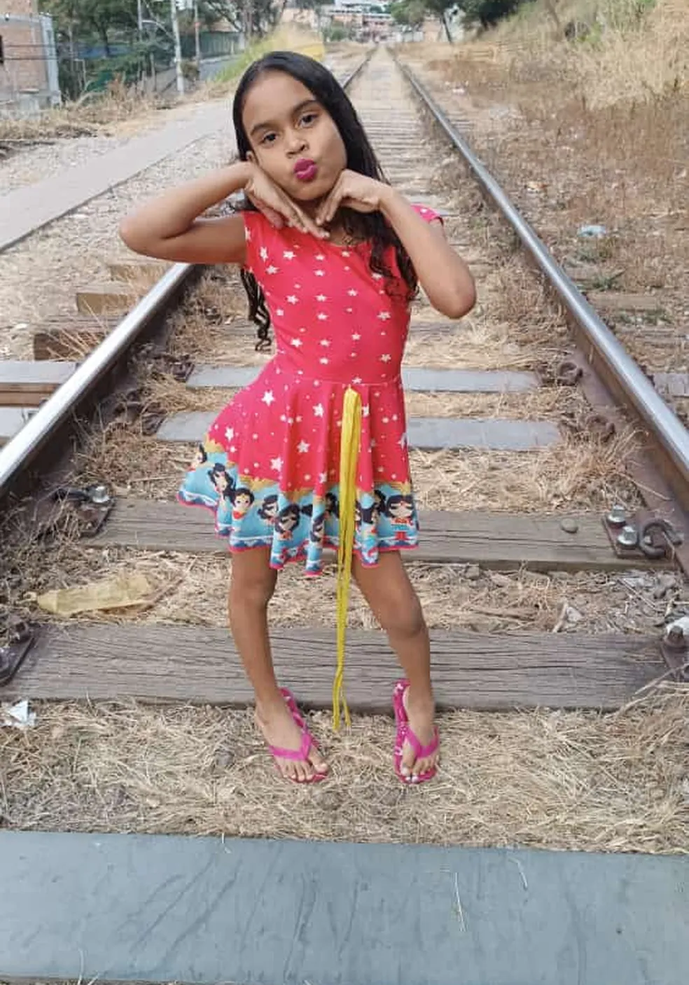Polícia prende suspeito de atirar e matar menina de 7 anos em ponto de ônibus