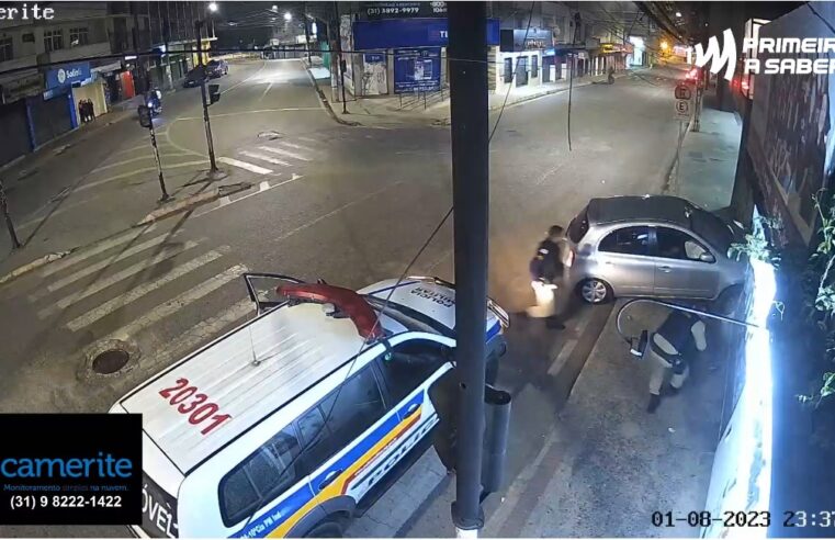 Carro invade calçada e quase atropela pedestres em Viçosa