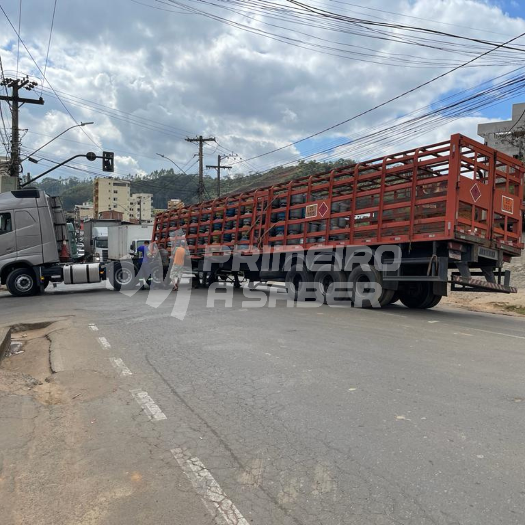 Carreta se desengata e provoca congestionamento na Castello Branco