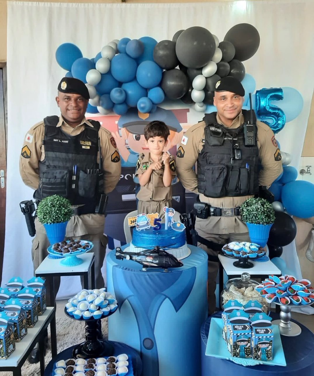Fã da PM: criança recebe policiais em festa temática em Viçosa