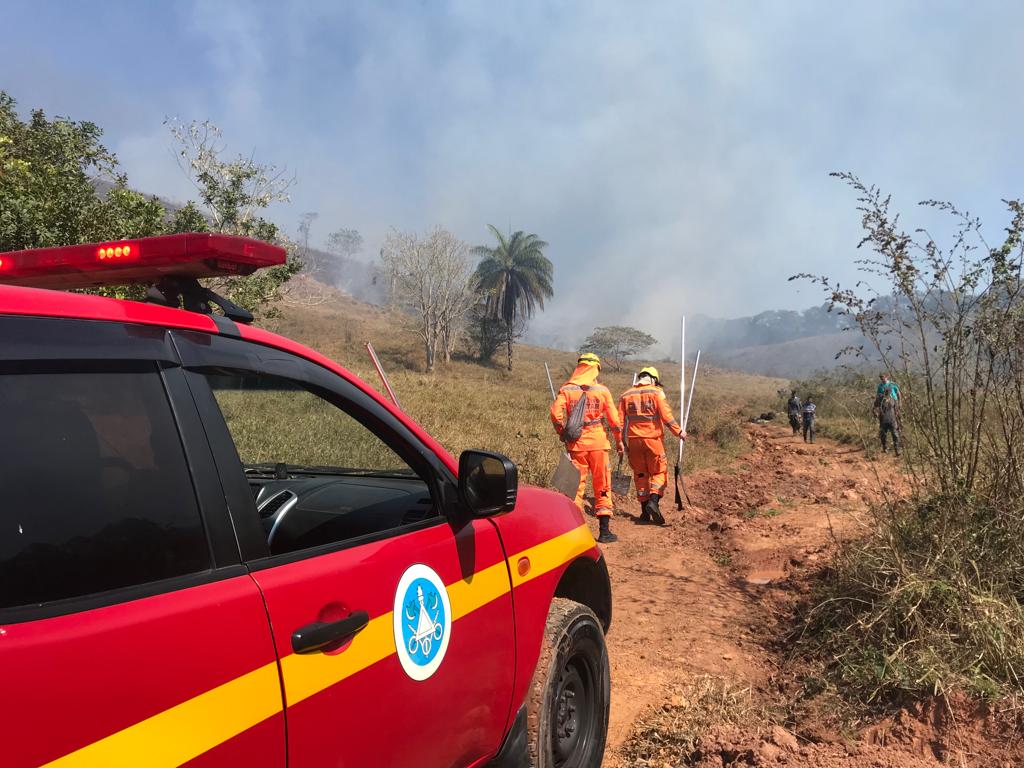 Bombeiros combatem incêndios em Viçosa e região