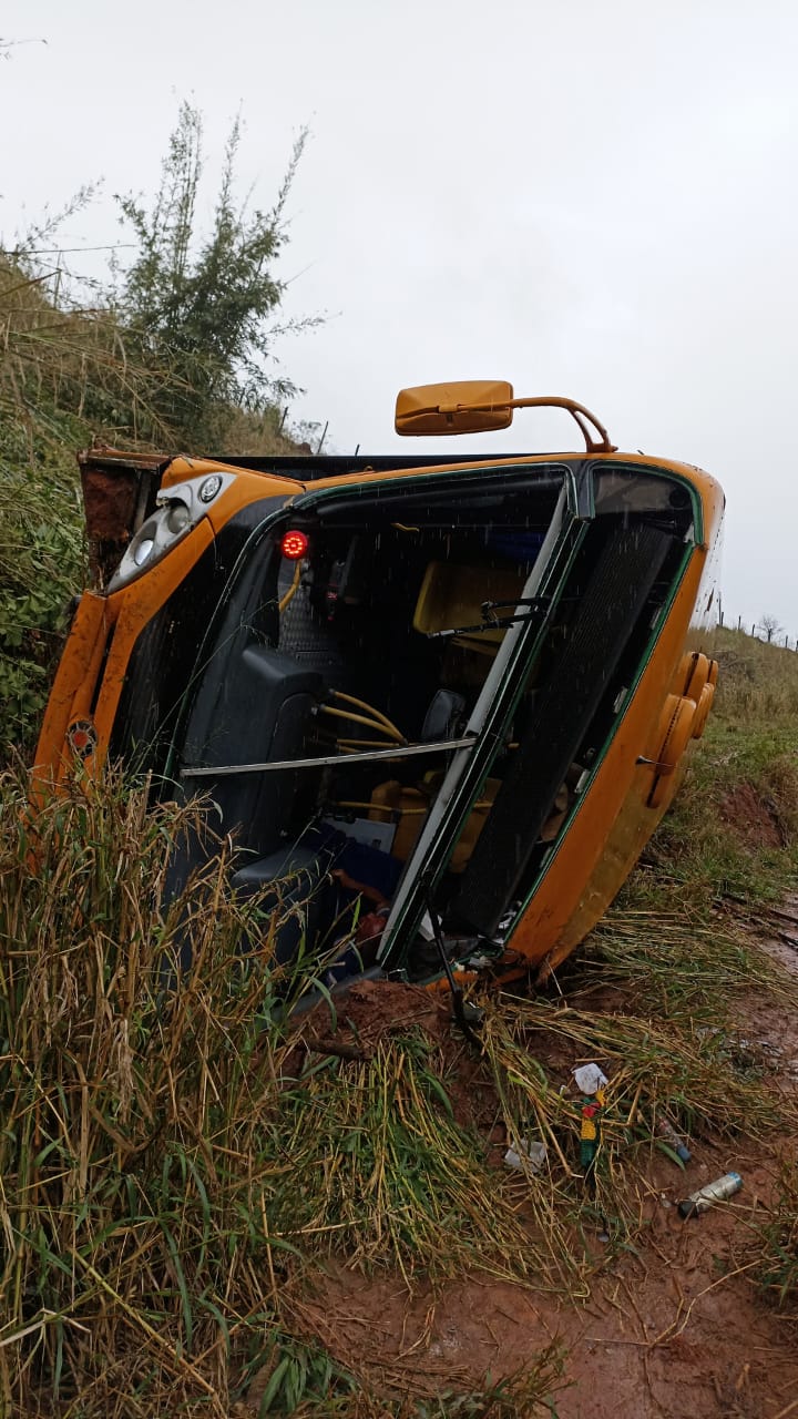 Capotamento de ônibus deixa motorista ferido em Urucânia