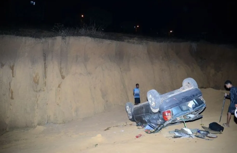 Motorista tem apenas ferimentos leves após carro dar pane e cair de ribanceira de 60m