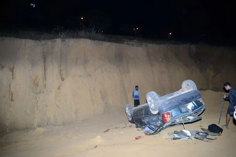 Motorista tem apenas ferimentos leves após carro dar pane e cair de ribanceira de 60m