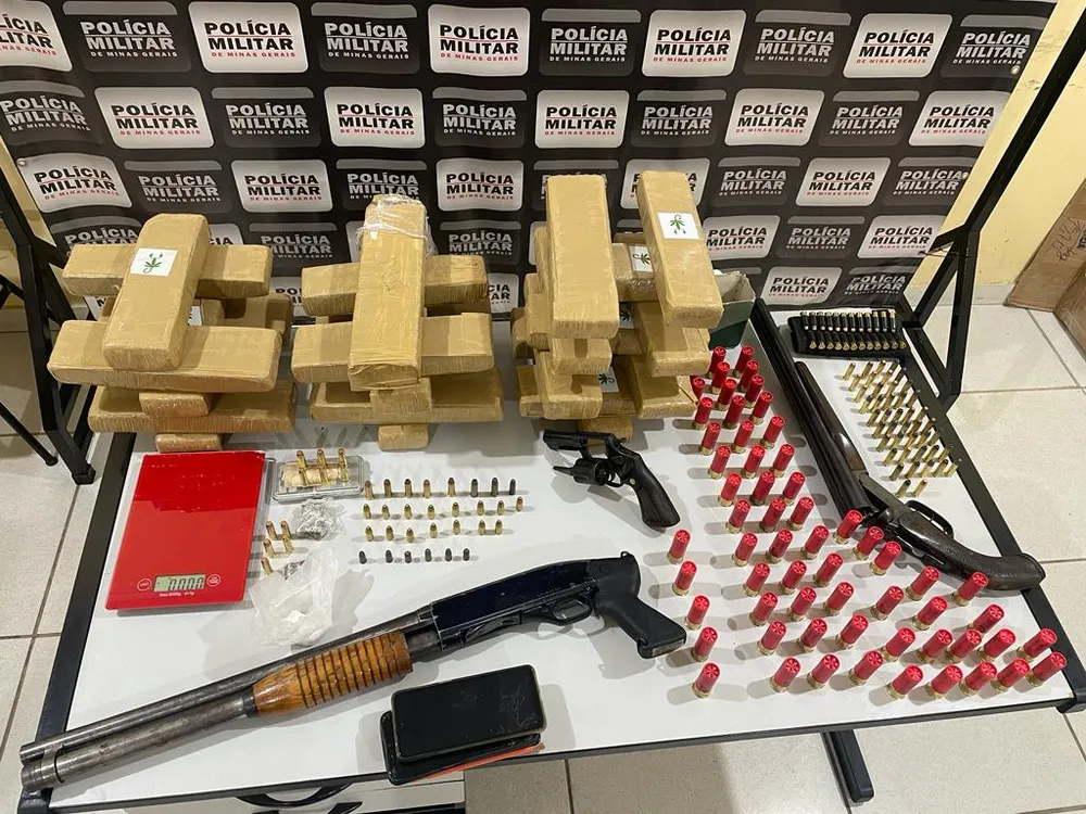 Região: dupla é presa com armas, centenas de munições e grande quantidade de drogas