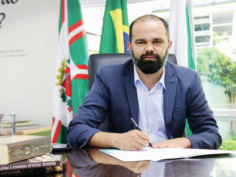 Secretário de Educação do Paraná participa de evento de inovação na UFV