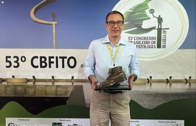 Professor da UFV é premiado com honraria no Congresso de Fitopatologia
