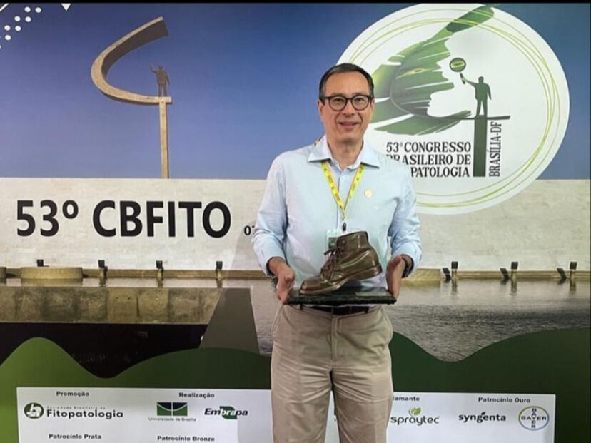 Professor da UFV é premiado com honraria no Congresso de Fitopatologia