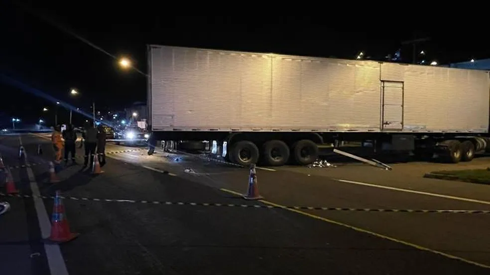 Muriaé: motociclista morre ao bater em carreta na BR-116