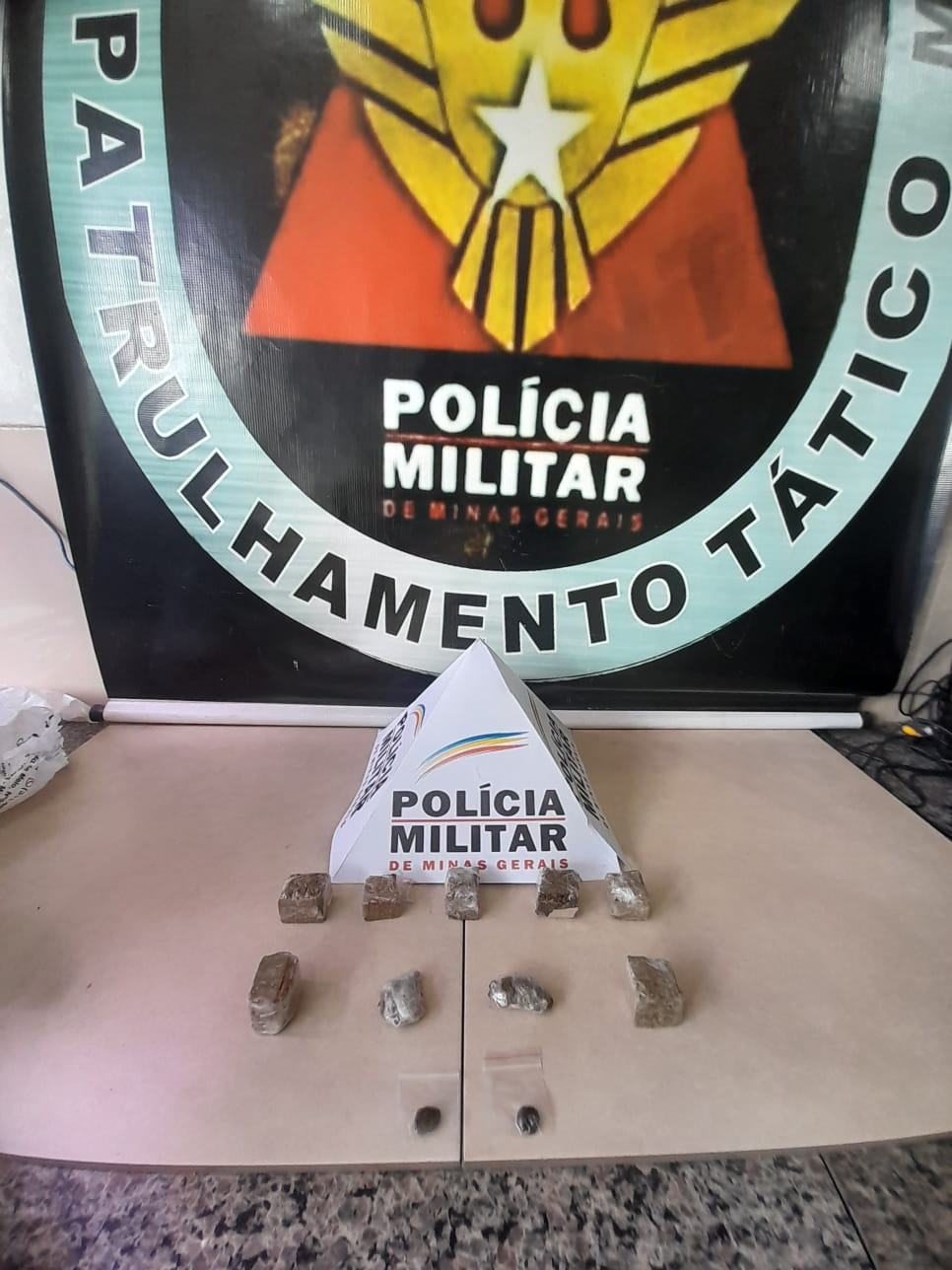 Mulher é presa no centro de Viçosa por tráfico de drogas