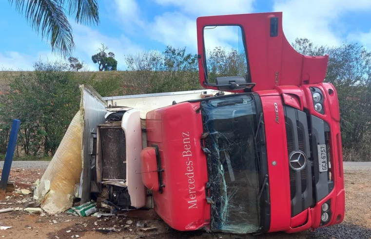 Região: caminhão carregado com pães congelados tomba na MG-353