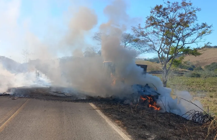 MG-133: carreta com móveis pega fogo e interdita via