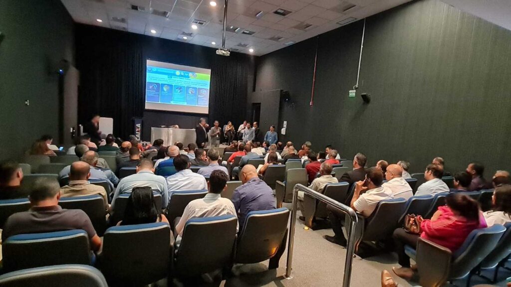 Cerca de 200 prefeitos e secretários municipais de Minas Gerais estiveram em Belo Horizonte
