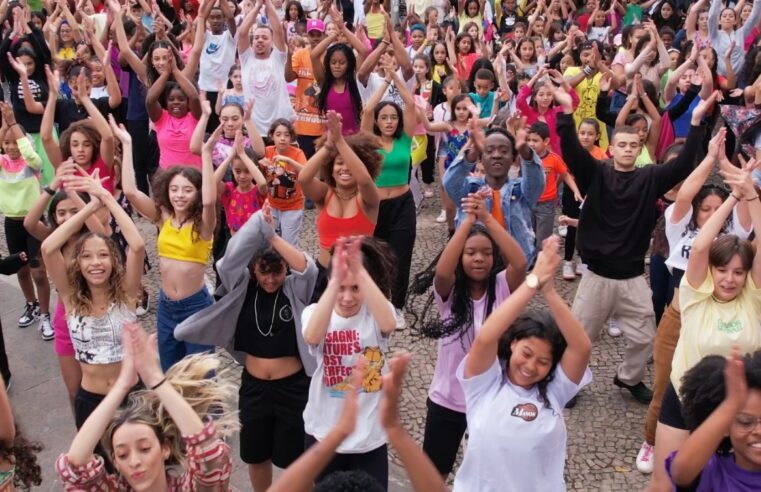 Flash Mob reúne cerca de 500 bailarinos no centro de Viçosa