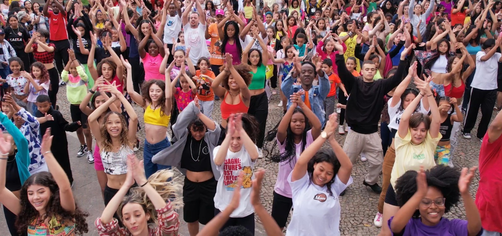 Flash Mob reúne cerca de 500 bailarinos no centro de Viçosa