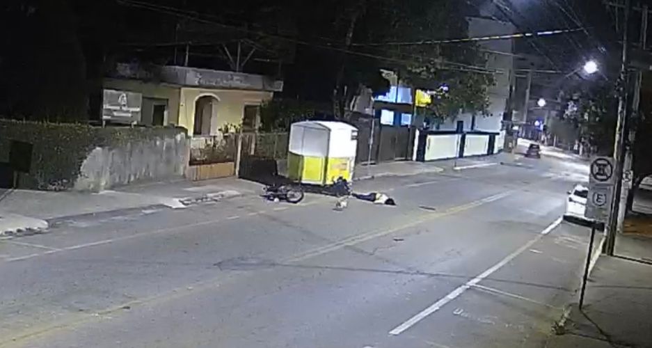 Condutor de moto foge após colisão com trailer de lanches