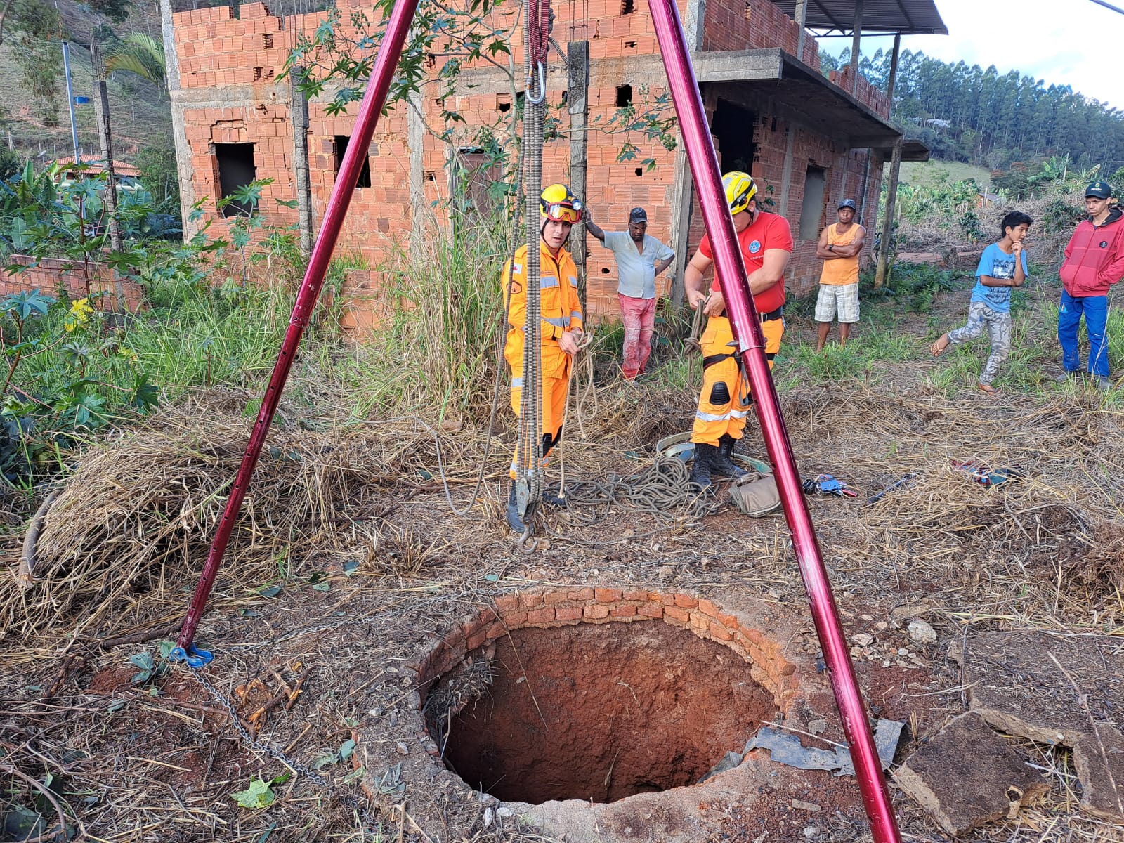 Corpo de Bombeiros salva vaca prenha de cisterna de 8 metros