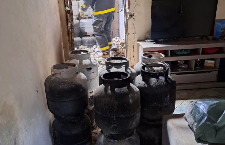 Bombeiros controlam incêndio em residência no Nova Viçosa