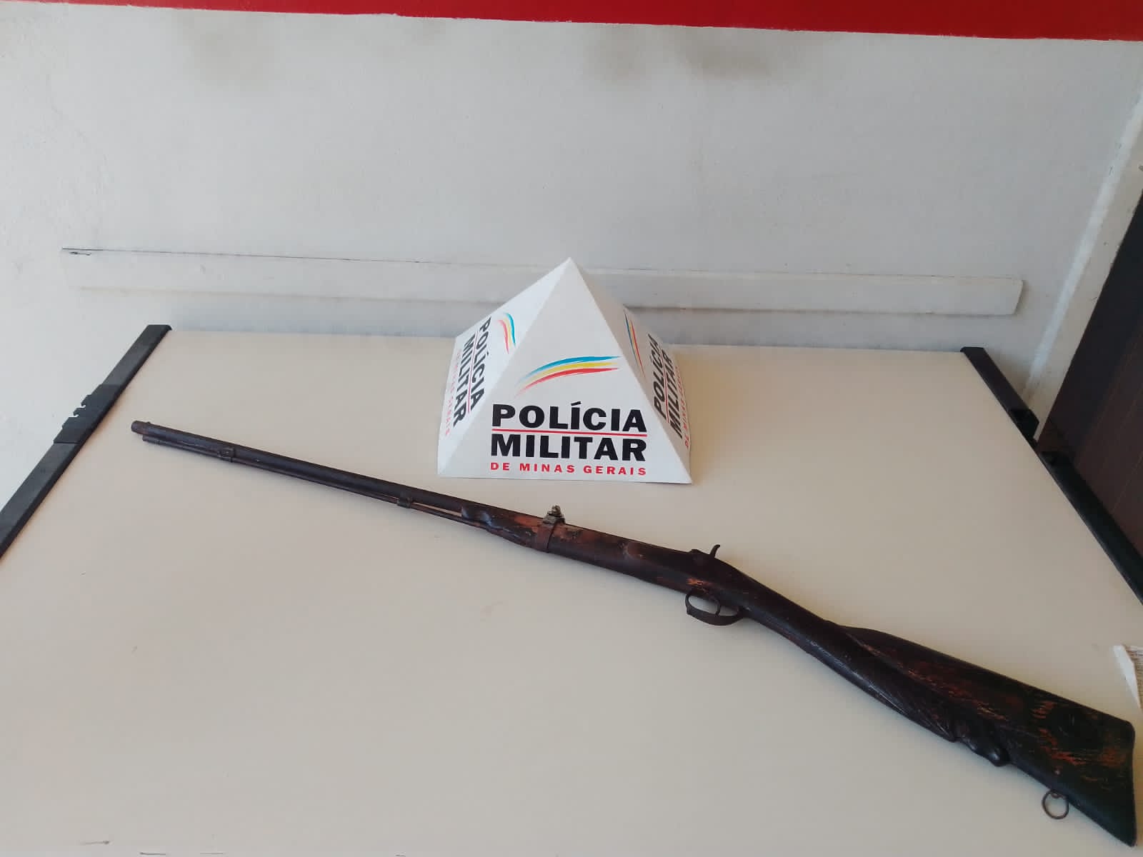 Homem é detido por posse Ilegal de arma de fogo e ameaça em Coimbra