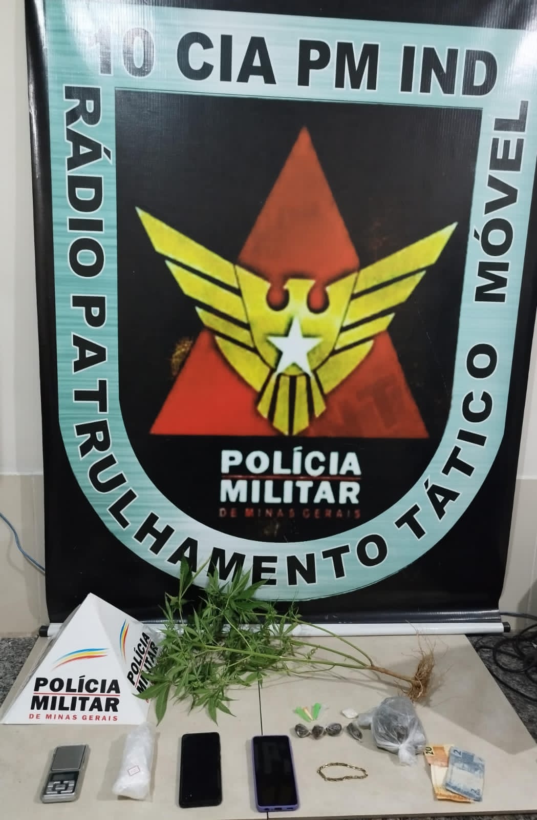 Polícia de Viçosa prende dois por tráfico de drogas