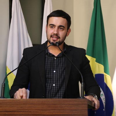 Aterros Sanitário: Foto institucional de Daniel Cabral no palanque discutindo o tema.
