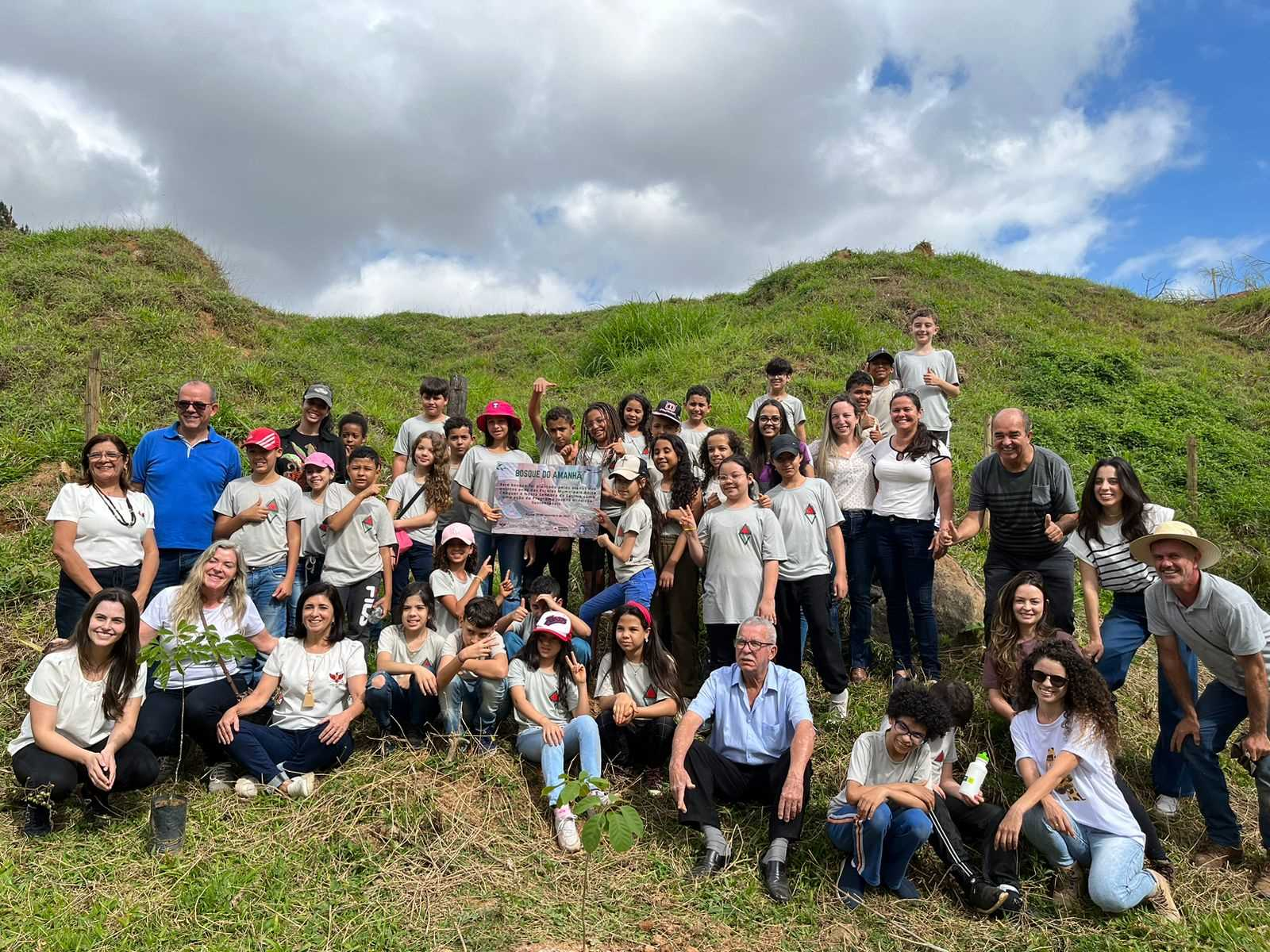 No Dia da Árvore, Secretaria da Educação promove plantio de mudas na cidade