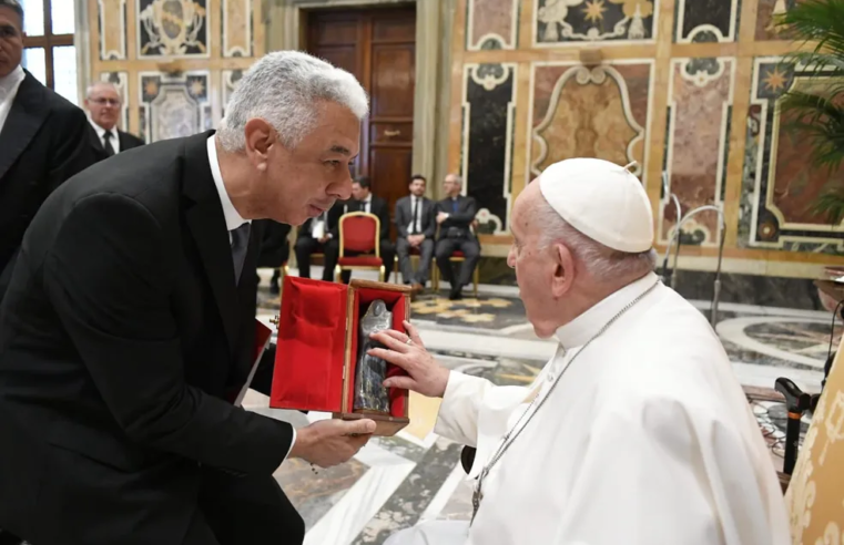 Papa Francisco é presenteado com obra esculpida por mineiro