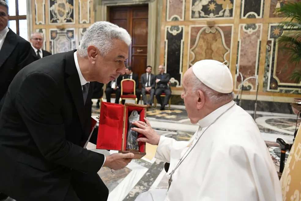 Papa Francisco é presenteado com obra esculpida por mineiro