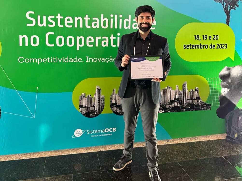 Professor da UFV é premiado em encontro de pesquisadores em cooperativismo