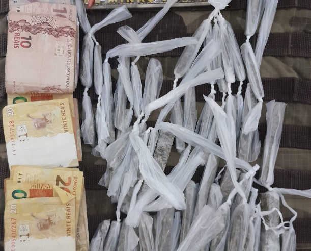PM de Ubá prende suspeito e apreende drogas em operação no Bairro da Luz