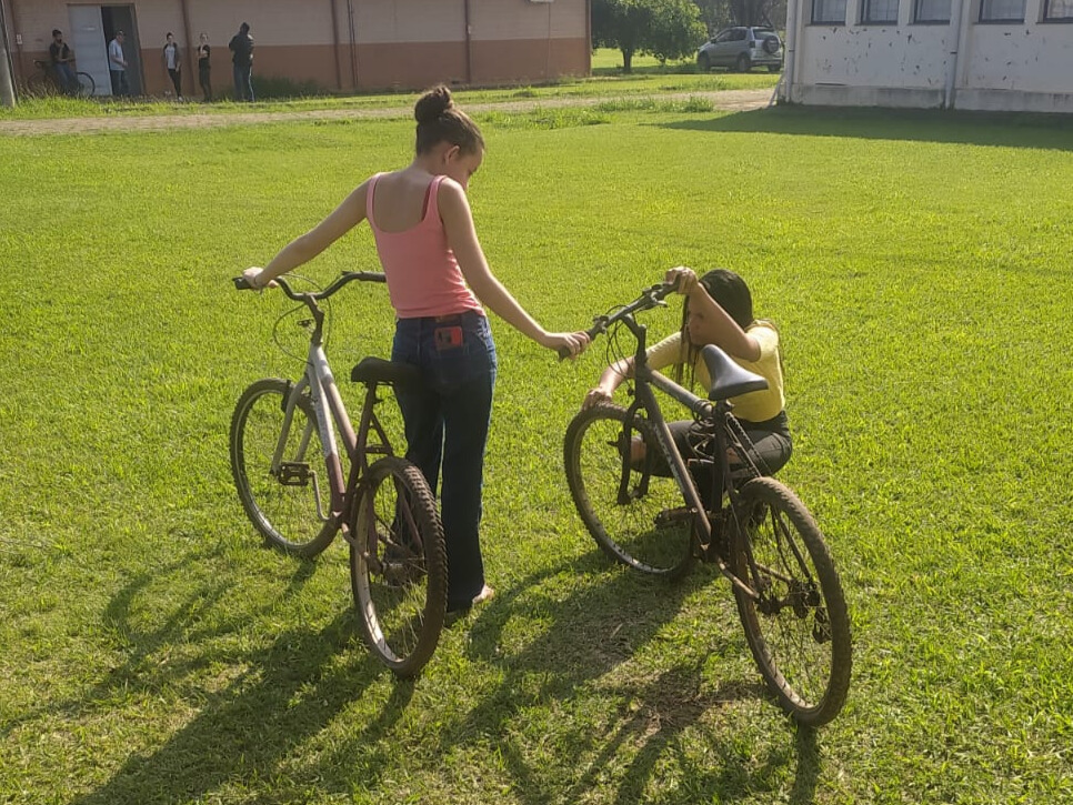 Bicicletas que estavam abandonadas na UFV são doadas a estudantes em vulnerabilidade