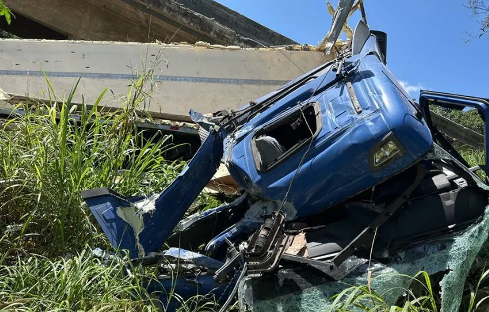 BR-267: carreta carregada com carnes cai de ponte e cabine fica totalmente destruída
