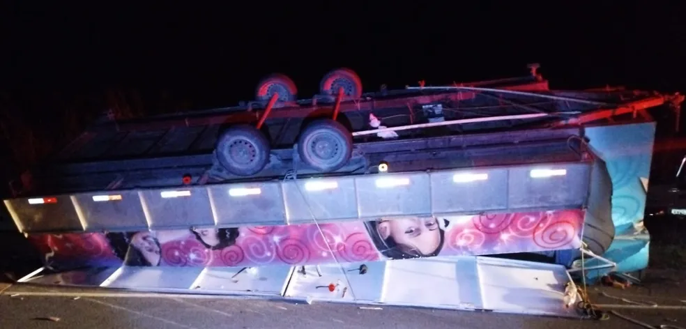 Sem habilitação, homem de 18 anos capota trailer após dormir no volante