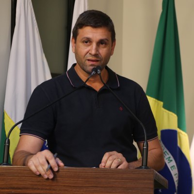 Aterros Sanitário: Foto institucional do vereador Marcos Fialho no palanque discutindo o tema
