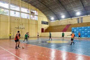 Meninos jogando futsal no Complexo Esportivo Municipal, na Avenida Bernardes Filho, nº 497, Lourdes.