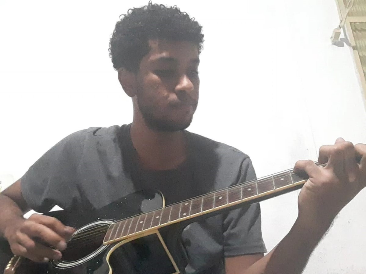 Projeto Quinta Cultural recebe voz e violão do estudante Marcos Geovane