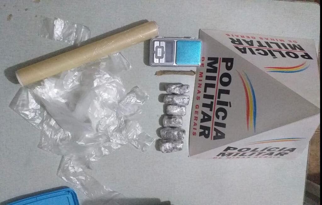 Cajuri: Menor é detido com drogas que seriam vendida em escola