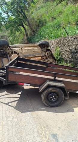 Acidente em Ponte Nova: carro tombado ao lado de carretinha