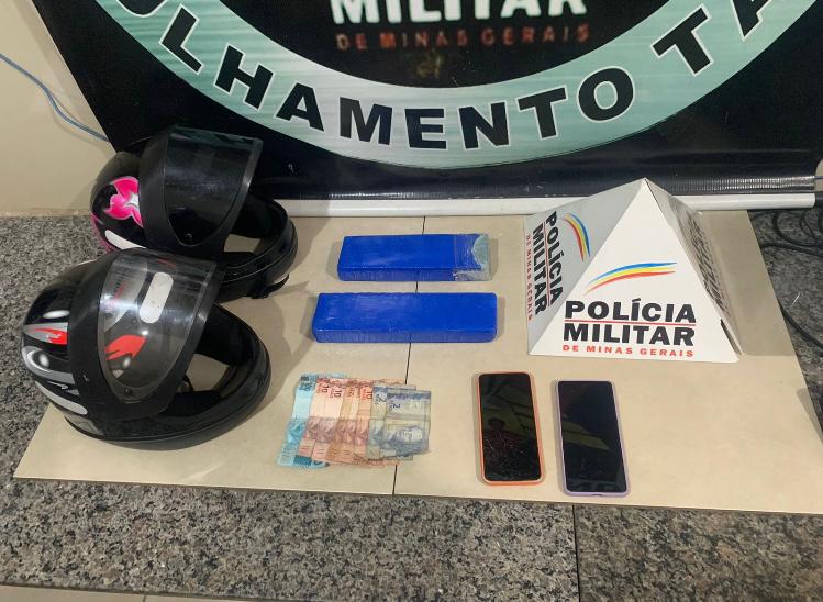 Drogas Vale do Sol: Imagens institucionais frente ao banner da Polícia Militar com o material apreendido.