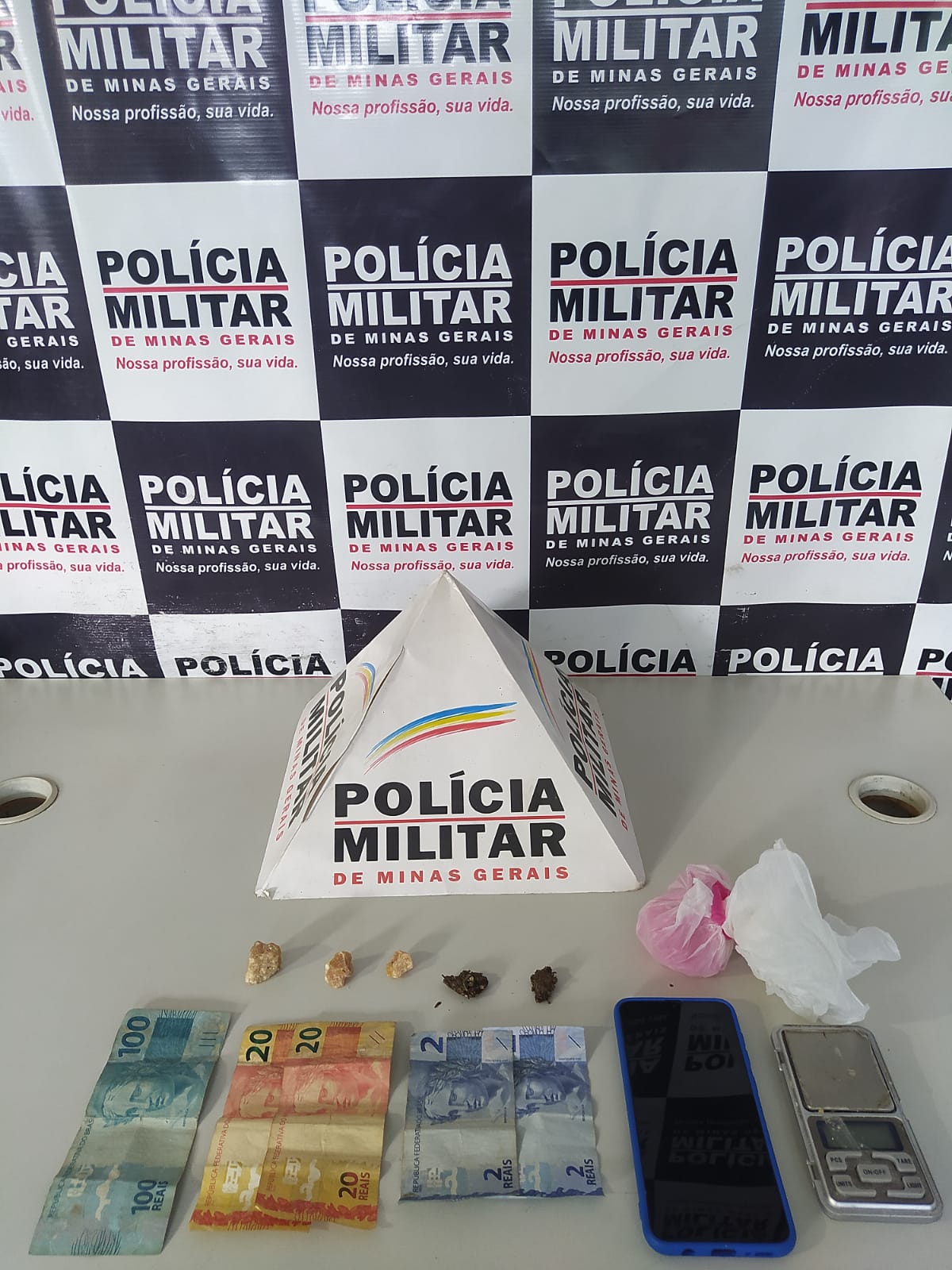 Ponte Nova: Homem é preso com materiais ilícitos