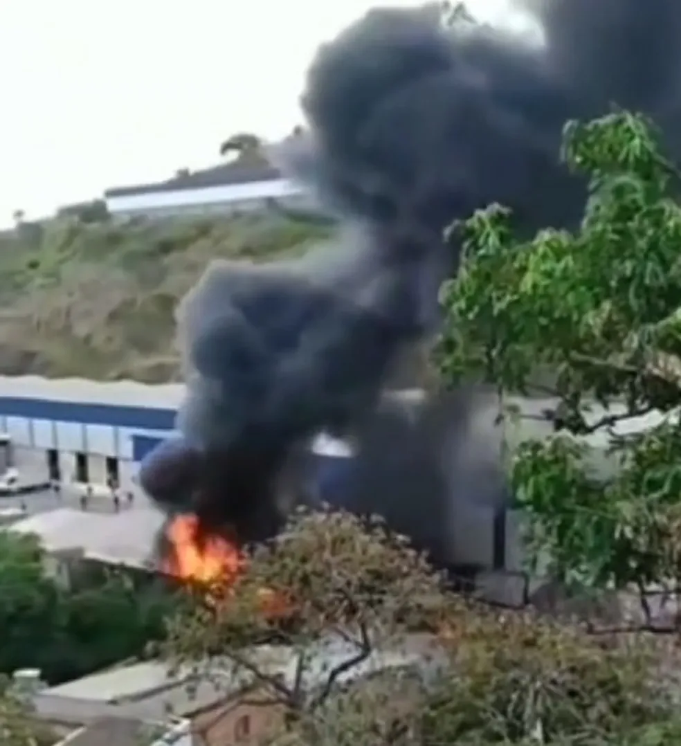 Incêndio destrói área de 450 m² em fábrica de móveis de Ubá
