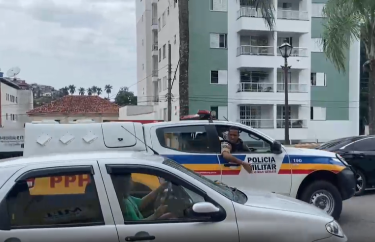 Vídeo flagra carro obstruindo passagem para viatura em Viçosa