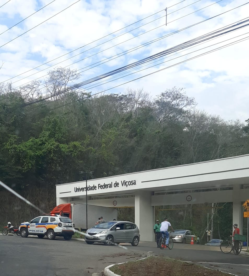 Caminhão fica preso ao tentar subir a Vila Gianetti