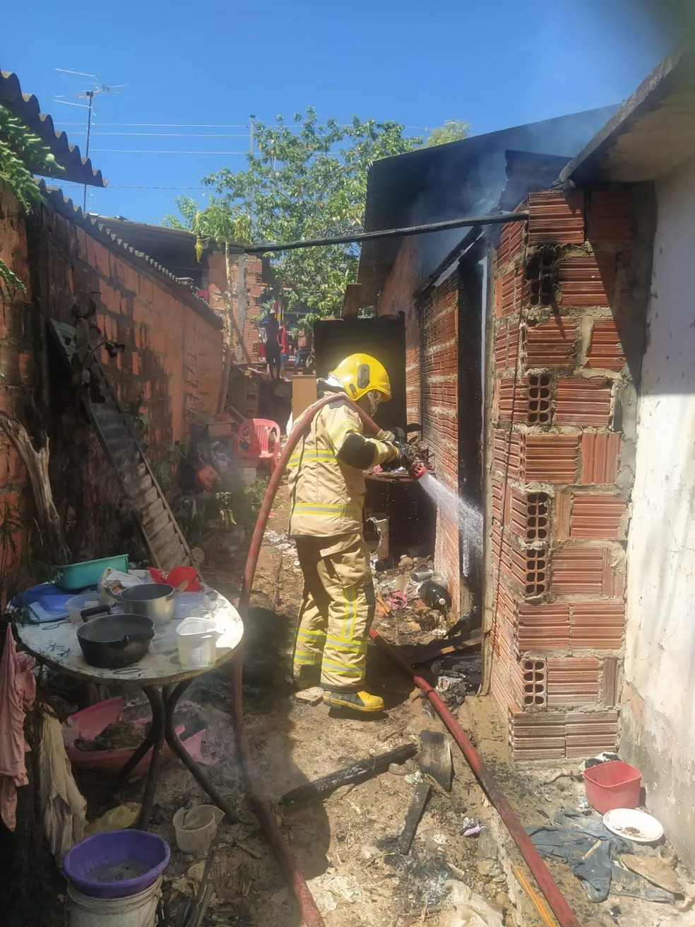 Panela com feijão esquecida causa incêndio em casa em MG