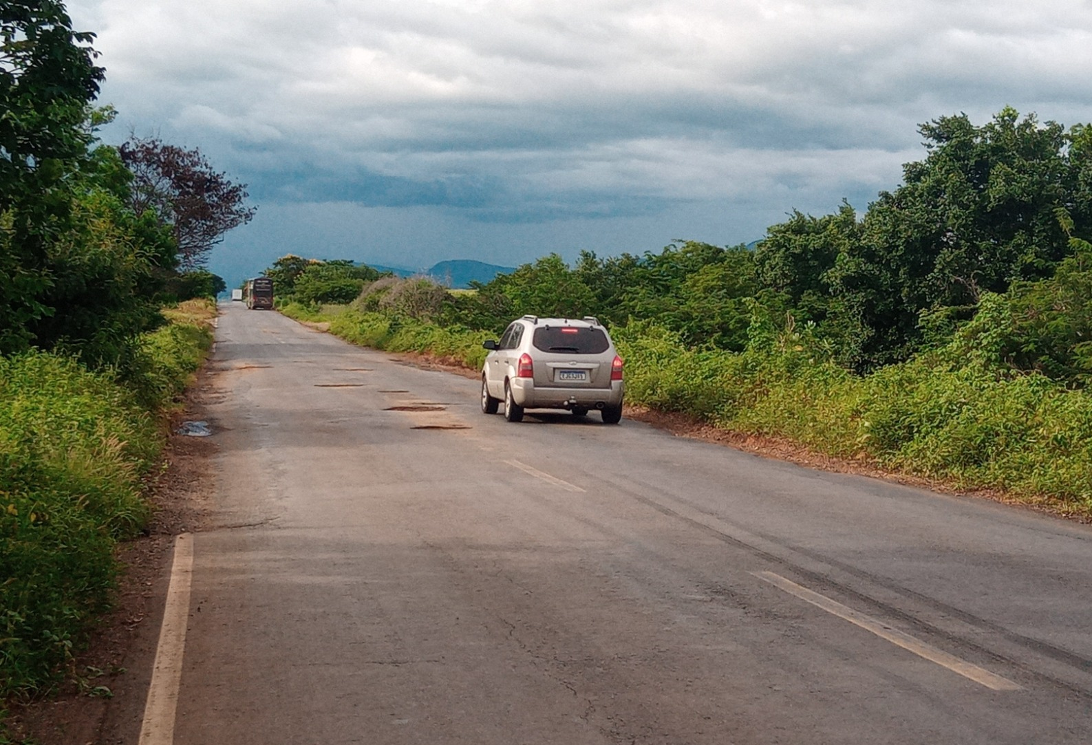 MG-122: Motorista é feito refém por 11h após ter caminhão com carga de eucalipto roubado