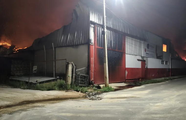 Incêndio destrói fábrica de estofados em Ubá