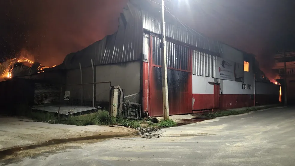 Incêndio destrói fábrica de estofados em Ubá